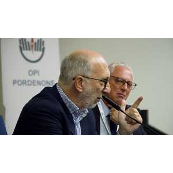 L'assessore Riccardi nel corso del suo intervento - L'assessore Riccardi nel corso del suo intervento