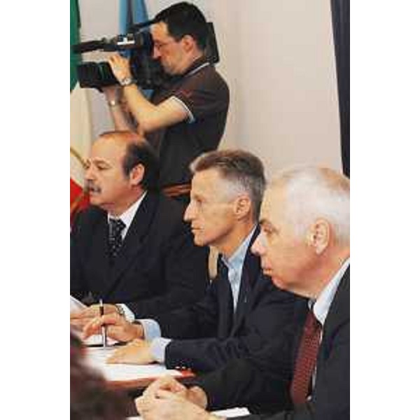 Moretton (Assessore Ambiente, LLPP e Protezione civile), Illy (Presidente Friuli Venezia Giulia) e Bellarosa (Segretario generale) nel corso della riunione di Giunta. (Trieste 02/07/04)