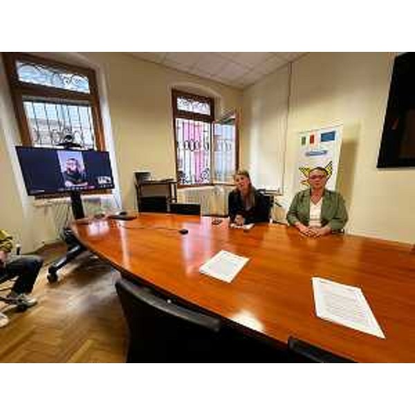 Da sinistra: in video collegamento la deputata Stefania Ascari, Rosaria Capozzi e Elena Danielis (M5S) - Da sinistra: in video collegamento la deputata Stefania Ascari, Rosaria Capozzi e Elena Danielis (M5S)