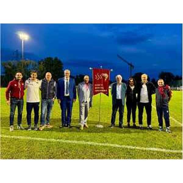 Il presidente del Cr Fvg, Mauro Bordin, quarto da sinistra, a San Giorgio di Nogaro con i dirigenti della Sangiorgina calcio - Il presidente del Cr Fvg, Mauro Bordin, quarto da sinistra, a San Giorgio di Nogaro con i dirigenti della Sangiorgina calcio