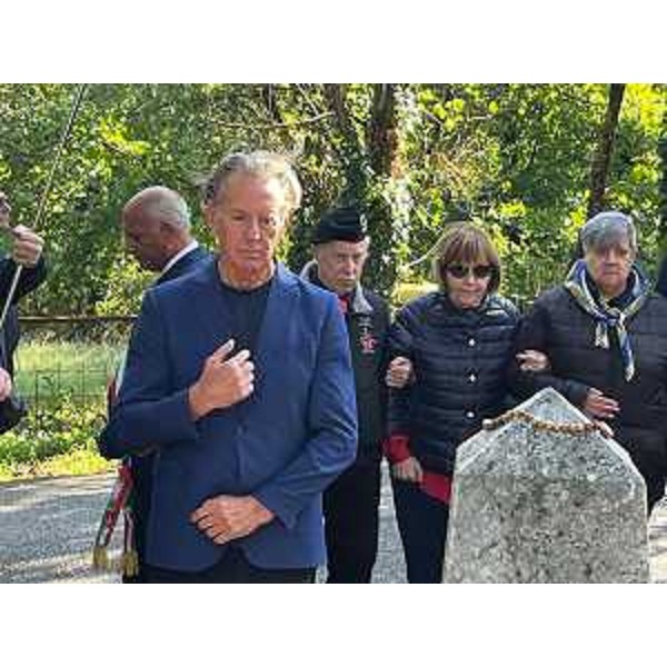 L'assessore Fabio Scoccimarro si fa il segno della croce davanti al cippo - L'assessore Fabio Scoccimarro si fa il segno della croce davanti al cippo