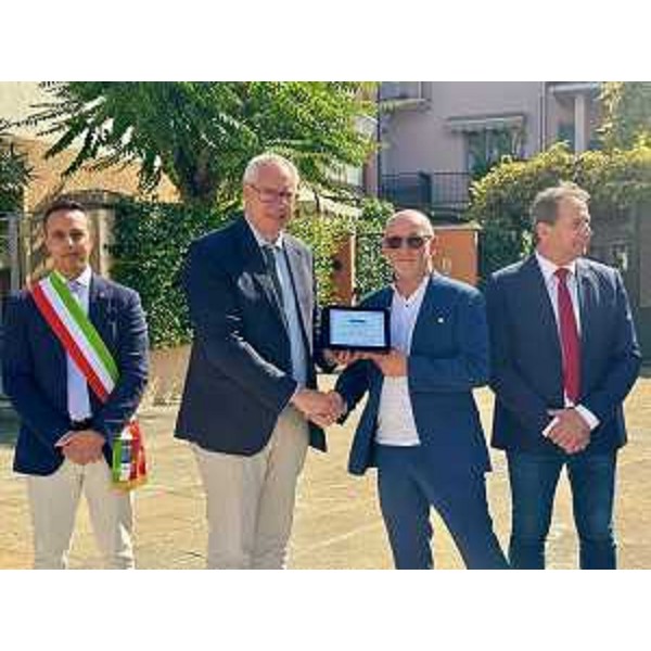 Il presidente Bordin consegna a Mauro Lion, presidente della sezione Afds di Marano Lagunare, la targa del Consiglio regionale - Il presidente Bordin consegna a Mauro Lion, presidente della sezione Afds di Marano Lagunare, la targa del Consiglio regionale