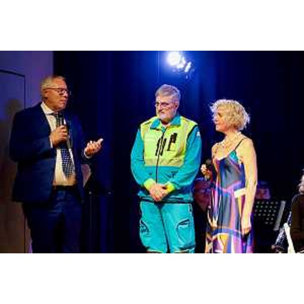 Il presidente del Cr Fvg, Mauro Bordin, primo da sinistra sul palco del concerto dedicato ai 40 anni della Misericordia, a San Giorgio di Nogaro - Il presidente del Cr Fvg, Mauro Bordin, primo da sinistra sul palco del concerto dedicato ai 40 anni della Misericordia, a San Giorgio di Nogaro