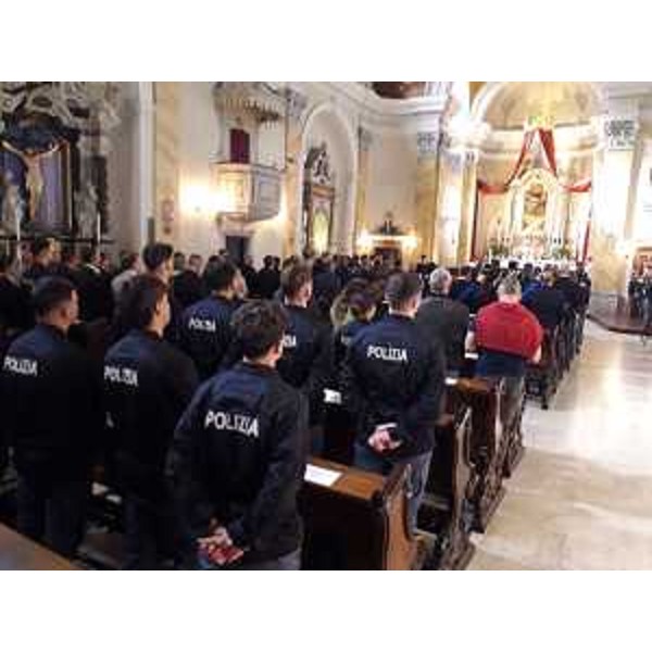 Un momento della messa celebrata per la Festa di San Michele Arcangelo, patrono della Polizia di Stato - Un momento della messa celebrata per la Festa di San Michele Arcangelo, patrono della Polizia di Stato