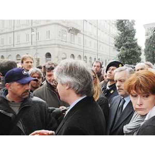 Renzo Tondo (Presidente Friuli Venezia Giulia), Vanni Lenna (Assessore regionale Ambiente) e Alessia Rosolen (Assessore regionale Lavoro) tra gli operai della Ferriera di Servola in protesta, davanti alla sede della Regione in piazza Unità a Trieste. (Trieste 03/03/09)