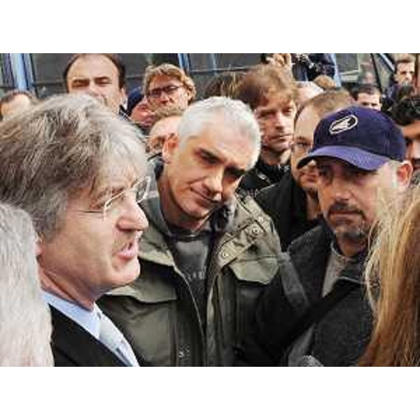Renzo Tondo (Presidente Friuli Venezia Giulia) tra gli operai della Ferriera di Servola in protesta, davanti alla sede della Regione in piazza Unità a Trieste. (Trieste 03/03/09)