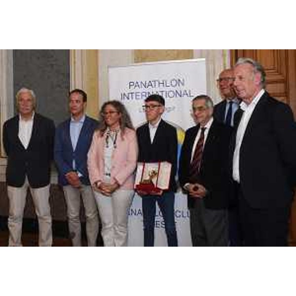 Foto finale con l'assessore alla Difesa dell'ambiente Fabio Scoccimarro (primo a destra). - Foto finale con l'assessore alla Difesa dell'ambiente Fabio Scoccimarro (primo a destra).