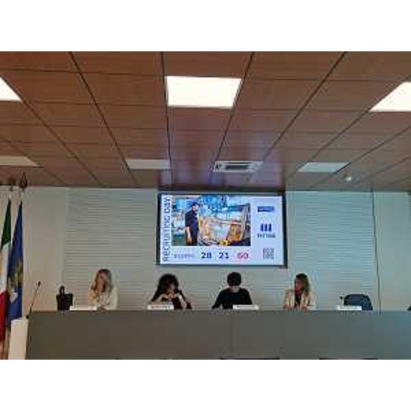 La presentazione in Regione alla presenza dell'assessore Rosolen, vertici Direzione Lavoro e responsabile gestione e sviluppo Risorse umane del Gruppo Pittini Micaela Di Giusto - La presentazione in Regione alla presenza dell'assessore Rosolen, vertici Direzione Lavoro e responsabile gestione e sviluppo Risorse umane del Gruppo Pittini Micaela Di Giusto