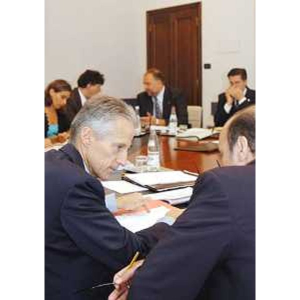 Illy (Presidente Friuli Venezia Giulia) e la Giunta regionale riuniti a Trieste. (Trieste 29/07/04)