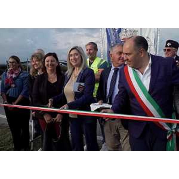 Tagli del nastro alla presenza del'assessore regionale alle Infastrutture Cristina Amirante per la nuova rotonda di Vivaro - Tagli del nastro alla presenza del'assessore regionale alle Infastrutture Cristina Amirante per la nuova rotonda di Vivaro