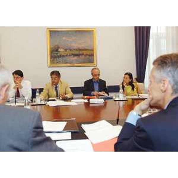 Illy (Presidente Friuli Venezia Giulia) e la Giunta regionale riuniti a Trieste. (Trieste 29/07/04)