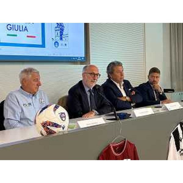 Lassessore regionale alla Salute, politiche sociali e disabilità Riccardo Riccardi, al centro, alla presentazione del Campionato sperimentale di Futs All - Lassessore regionale alla Salute, politiche sociali e disabilità Riccardo Riccardi, al centro, alla presentazione del Campionato sperimentale di Futs All