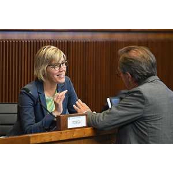 L'assessore alle Finanze, Barbara Zilli, a colloquio con Mauro Di Bert (Fp) - L'assessore alle Finanze, Barbara Zilli, a colloquio con Mauro Di Bert (Fp)