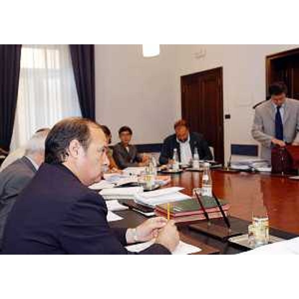 Moretton (Assessore regionale Ambiente, LLPP e Protezione civile) e la Giunta regionale durante i lavori a Trieste. (Trieste 05/08/04)