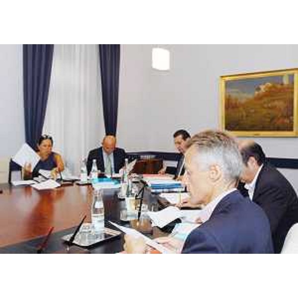 Illy (Presidente Friuli Venezia Giulia) e la Giunta regionale riuniti a Trieste. (Trieste 27/08/04)