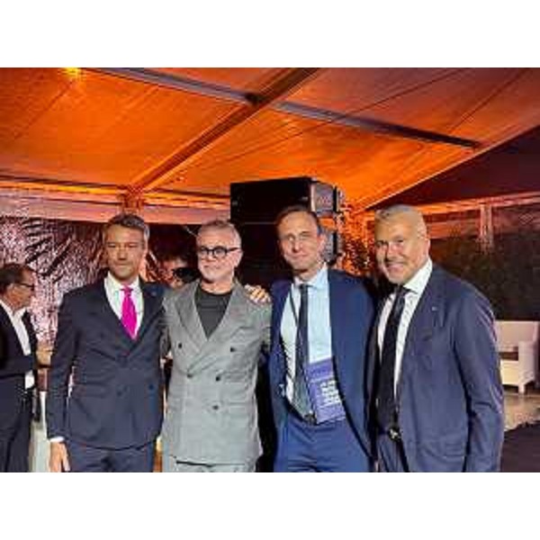 Il governatore della Regione Massimiliano Fedriga (secondo da destra) con l'amministratore delegato di Cigierre Marco Di Giusto (terzo da destra) e l'assessore regionale alle Attività produttive Sergio Emidio Bini - Il governatore della Regione Massimiliano Fedriga (secondo da destra) con l'amministratore delegato di Cigierre Marco Di Giusto (terzo da destra) e l'assessore regionale alle Attività produttive Sergio Emidio Bini