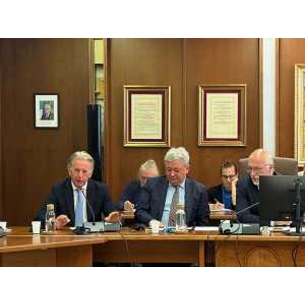 Lassessore regionale alla Difesa dellambiente, energia e sviluppo sostenibile, Fabio Scoccimarro,in Consiglio comunale a San Dorligo della Valle, a sinistra, con il presidente della Siot - Società Italiana per lOleodotto Transalpino, Alessandro Gorla, e il sindaco Alessandro Coretti - Lassessore regionale alla Difesa dellambiente, energia e sviluppo sostenibile, Fabio Scoccimarro,in Consiglio comunale a San Dorligo della Valle, a sinistra, con il presidente della Siot - Società Italiana per lOleodotto Transalpino, Alessandro Gorla, e il sindaco Alessandro Coretti