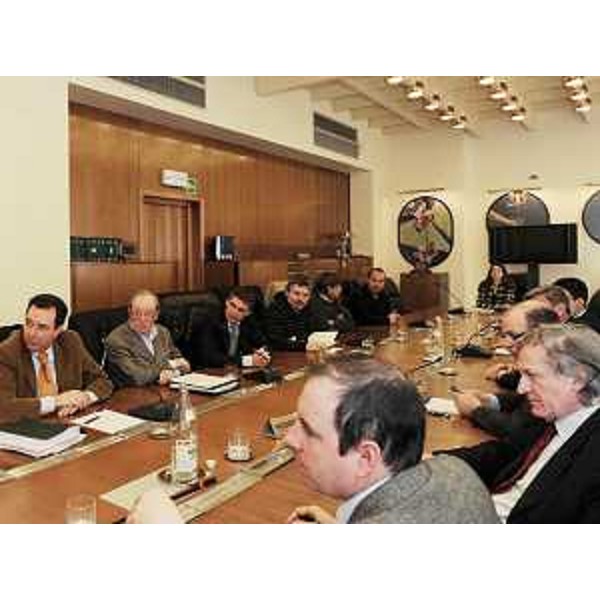 Claudio Violino (Assessore regionale Risorse agricole, naturali e forestali) ascolta i rappresentanti dei pescatori di Marano accompagnati da Graziano Pizzimenti (Sindaco Marano), in Consiglio regionale a Trieste. (Trieste 03/03/04)