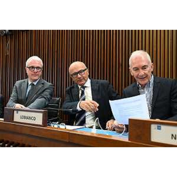 Roberto Novelli (FI), primo da destra accanto ai colleghi di gruppo Michele Lobianco e Andrea Cabibbo - Roberto Novelli (FI), primo da destra accanto ai colleghi di gruppo Michele Lobianco e Andrea Cabibbo