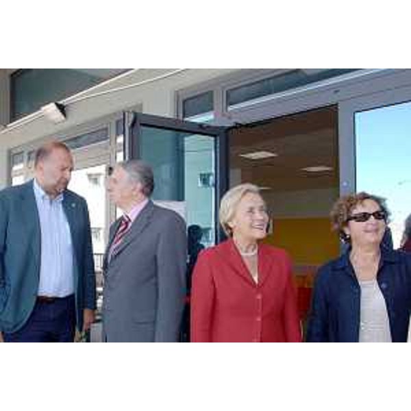 Roberto Cosolini (Assessore regionale al lavoro, formazione, università e ricerca) con Maria Teresa Bassa Poropat (Presidente della Provincia di Trieste), Silvano Magnelli e Tamara Blazina (Consigliere Regionale) all'inaugurazione dell'innovativa mensa Erdisu. (Trieste 09/10/06)