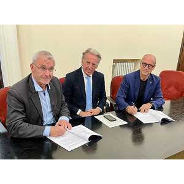 L'assessore regionale alla Difesa dell'ambiente e sviluppo sostenibile Fabio Scoccimarro (al centro) con il presidente di Informest, Davide Lepori (a destra) e il presidente di Fvg Energia Franco Baritussio (a sinistra), alla firma dell'accordo tra le due realtà. - L'assessore regionale alla Difesa dell'ambiente e sviluppo sostenibile Fabio Scoccimarro (al centro) con il presidente di Informest, Davide Lepori (a destra) e il presidente di Fvg Energia Franco Baritussio (a sinistra), alla firma dell'accordo tra le due realtà.