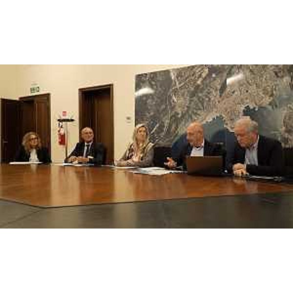Lassessore regionale alle Infrastrutture e trasporti Cristina Amirante assieme al direttore commerciale di Liberty Lines Nunzio Formica e al presidente di Aurora Viaggi Edi Kraus. - Lassessore regionale alle Infrastrutture e trasporti Cristina Amirante assieme al direttore commerciale di Liberty Lines Nunzio Formica e al presidente di Aurora Viaggi Edi Kraus.