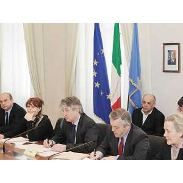 Roberto Dipiazza (Sindaco Trieste), Alessia Rosolen (Assessore regionale Lavoro), Renzo Tondo (Presidente Friuli Venezia Giulia), Vanni Lenna (Assessore regionale Ambiente) e Maria Teresa Bassa Poropat (Presidente Provincia Trieste) al tavolo della riunione con istituzioni, parti sociali e Lucchini SpA sulla Ferriera di Servola, nella sede della Regione a Trieste. (Trieste 11/03/09)