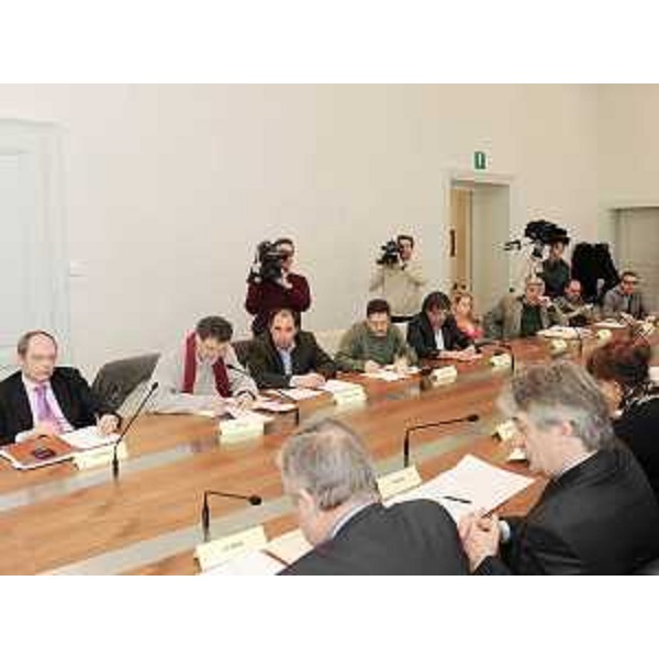 Renzo Tondo (Presidente Friuli Venezia Giulia) al tavolo della riunione con istituzioni, parti sociali e Lucchini SpA sulla Ferriera di Servola, nella sede della Regione a Trieste. (Trieste 11/03/09)