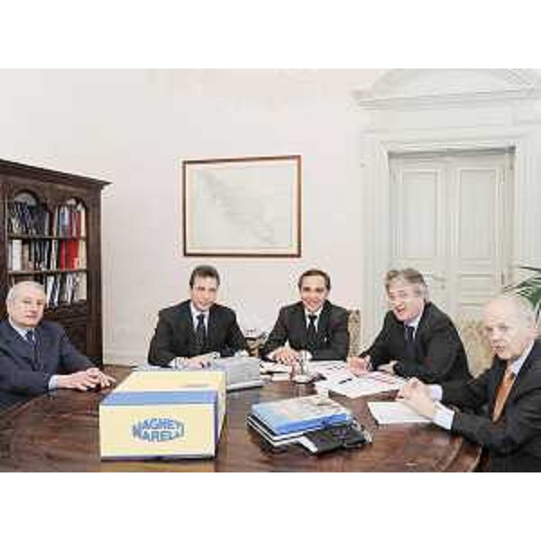 Renzo Tondo (Presidente Friuli Venezia Giulia) incontra Eugenio Razelli (Ad Magneti Marelli), Ermanno Ferrari (Ad Automotive Lighting), Giovanni Battista Somma (Direttore CoSInT-Consorzio Sviluppo industriale Tolmezzo) e Paolo Rizza (Consulente CoSInT) nella sede della Regione a Trieste. (Trieste 11/03/09)