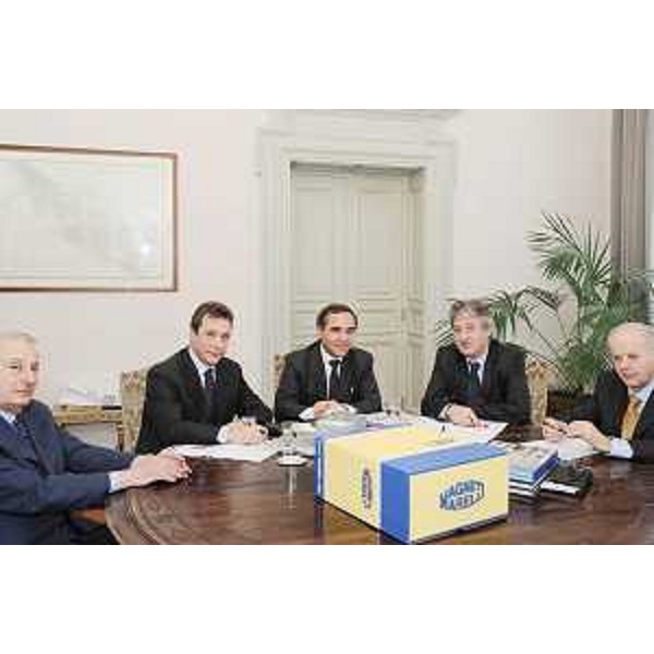 Renzo Tondo (Presidente Friuli Venezia Giulia) incontra Eugenio Razelli (Ad Magneti Marelli), Ermanno Ferrari (Ad Automotive Lighting), Giovanni Battista Somma (Direttore CoSInT-Consorzio Sviluppo industriale Tolmezzo) e Paolo Rizza (Consulente CoSInT) nella sede della Regione a Trieste. (Trieste 11/03/09)