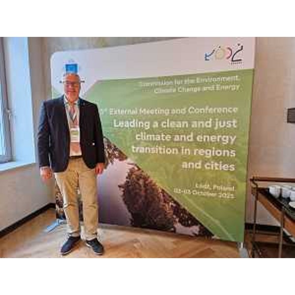 Il presidente del Cr Fvg, Mauro Bordin, davanti al manifesto della conferenza sull'ambiente a Lodz, in Polonia - Il presidente del Cr Fvg, Mauro Bordin, davanti al manifesto della conferenza sull'ambiente a Lodz, in Polonia