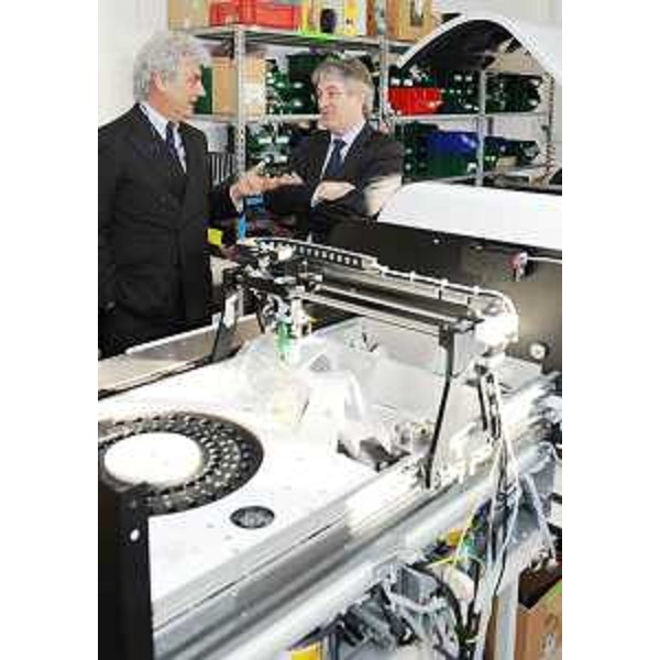 Renzo Tondo (Presidente Friuli Venezia Giulia) visita la Sire Analytical Systems di Nimis. (Nimis 11/03/09)