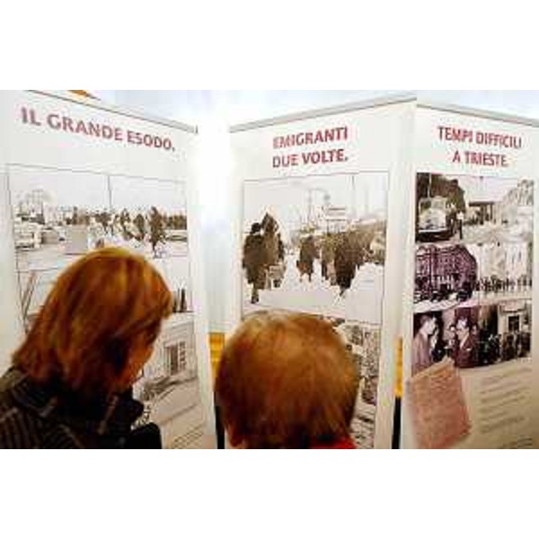 Una sezione della mostra "Con le nostre radici nel Nuovo Millennio", proposta dall'Associazione Giuliani nel Mondo e dall'Associazione Giuliani e Goriziani in Roma, inaugurata a Roma nella sede della Regione Friuli Venezia Giulia in Piazza Colonna. (Roma 11/03/09)
