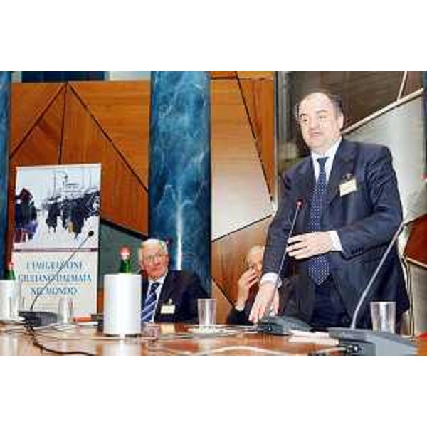 Roberto Molinaro (Assessore regionale Cultura) all'inaugurazione della mostra "Con le nostre radici nel Nuovo Millennio", proposta dall'Associazione Giuliani nel Mondo e dall'Associazione Giuliani e Goriziani in Roma, a Roma nella sede della Regione Friuli Venezia Giulia in Piazza Colonna. (Roma 11/03/09)