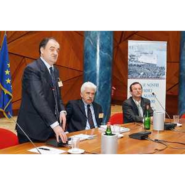 Roberto Molinaro (Assessore regionale Cultura) all'inaugurazione della mostra "Con le nostre radici nel Nuovo Millennio", proposta dall'Associazione Giuliani nel Mondo e dall'Associazione Giuliani e Goriziani in Roma, a Roma nella sede della Regione Friuli Venezia Giulia in Piazza Colonna. (Roma 11/03/09)