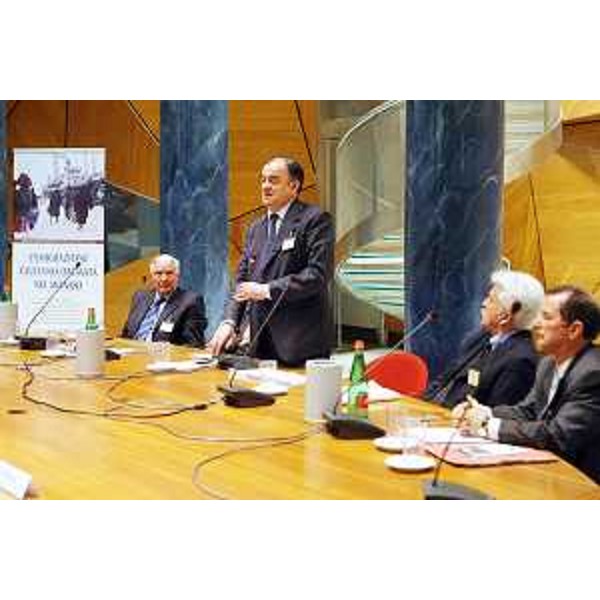 Roberto Molinaro (Assessore regionale Cultura) all'inaugurazione della mostra "Con le nostre radici nel Nuovo Millennio", proposta dall'Associazione Giuliani nel Mondo e dall'Associazione Giuliani e Goriziani in Roma, a Roma nella sede della Regione Friuli Venezia Giulia in Piazza Colonna. (Roma 11/03/09)