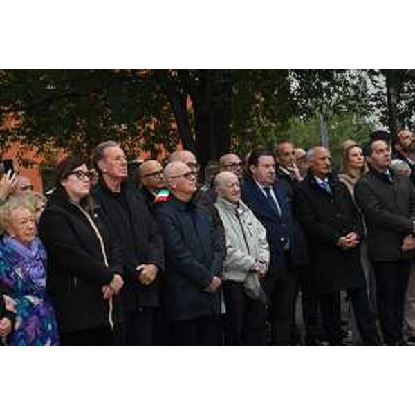 Tra le autorità presenti alla cerimonia l'assessore Scoccimarro (terzo da sinistra) - Tra le autorità presenti alla cerimonia l'assessore Scoccimarro (terzo da sinistra)