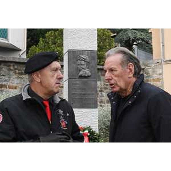 Sulla destra l'assessore Scoccimarro davanti al monumento di Norma Cossetto - Sulla destra l'assessore Scoccimarro davanti al monumento di Norma Cossetto