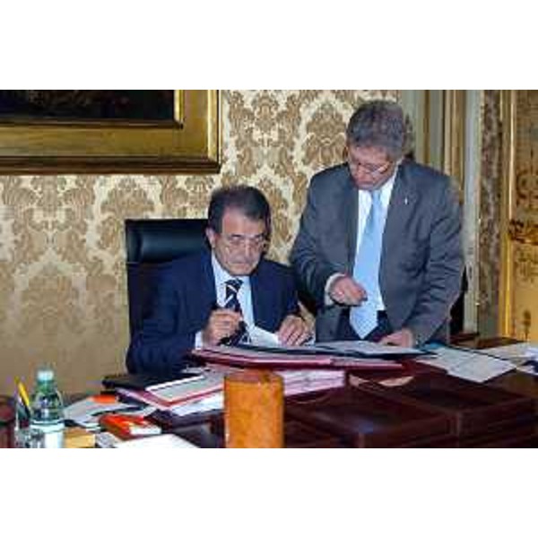 Romano Prodi (Presidente del Consiglio) con Daniele Bertuzzi (Capo di Gabinetto della Presidenza della Regione) ritratti in occasione della firma del protocollo tra il Governo e la Regione Friuli Venezia Giulia. (Roma 06/10/06)