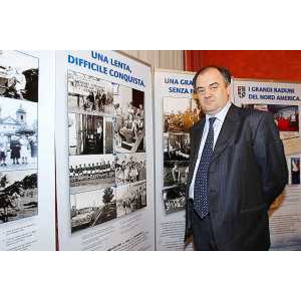 Roberto Molinaro (Assessore regionale Cultura) all'inaugurazione della mostra "Con le nostre radici nel Nuovo Millennio", proposta dall'Associazione Giuliani nel Mondo e dall'Associazione Giuliani e Goriziani in Roma, a Roma nella sede della Regione Friuli Venezia Giulia in Piazza Colonna. (Roma 11/03/09)