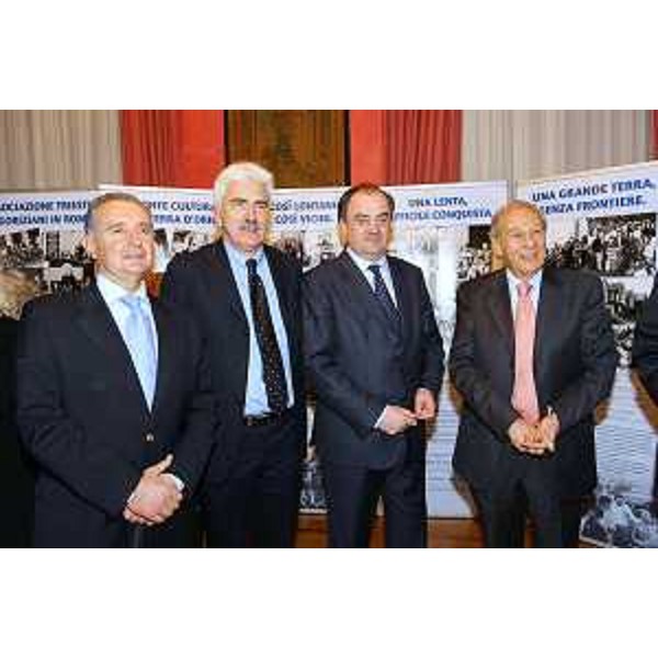 Roberto Molinaro (Assessore regionale Cultura) all'inaugurazione della mostra "Con le nostre radici nel Nuovo Millennio", proposta dall'Associazione Giuliani nel Mondo e dall'Associazione Giuliani e Goriziani in Roma, a Roma nella sede della Regione Friuli Venezia Giulia in Piazza Colonna. (Roma 11/03/09)