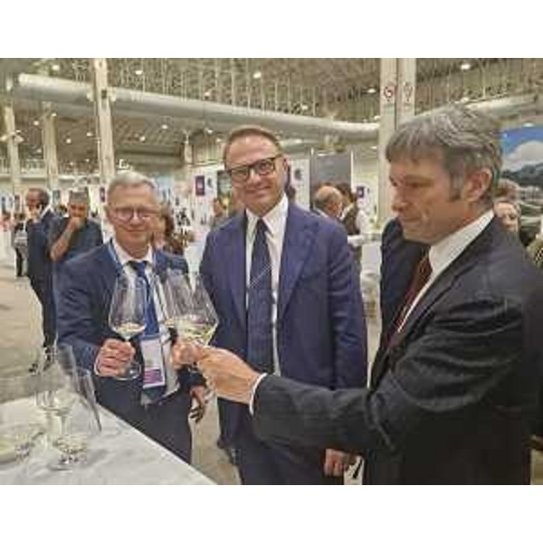L'assessore del Friuli Venezia Giulia Stefano Zannier (a sinistra) con il ministro Francesco Lollobrigida (al centro) e il presidente dell'Ice Matteo Zoppas (primo da destra). - L'assessore del Friuli Venezia Giulia Stefano Zannier (a sinistra) con il ministro Francesco Lollobrigida (al centro) e il presidente dell'Ice Matteo Zoppas (primo da destra).