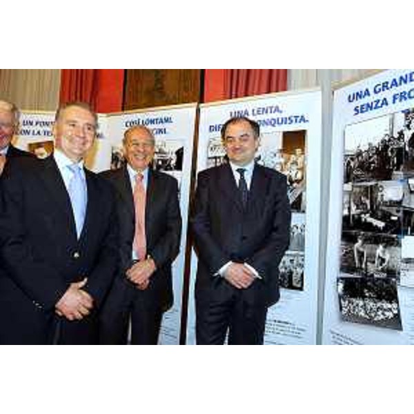 Roberto Molinaro (Assessore regionale Cultura) all'inaugurazione della mostra "Con le nostre radici nel Nuovo Millennio", proposta dall'Associazione Giuliani nel Mondo e dall'Associazione Giuliani e Goriziani in Roma, a Roma nella sede della Regione Friuli Venezia Giulia in Piazza Colonna. (Roma 11/03/09)