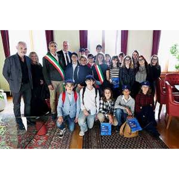 Il presidente del Cr, Mauro Bordin, con il Consiglio comunale dei ragazzi e i rappresentati dell'amministrazione comunale di Rivignano Teor al termine della visita - Il presidente del Cr, Mauro Bordin, con il Consiglio comunale dei ragazzi e i rappresentati dell'amministrazione comunale di Rivignano Teor al termine della visita