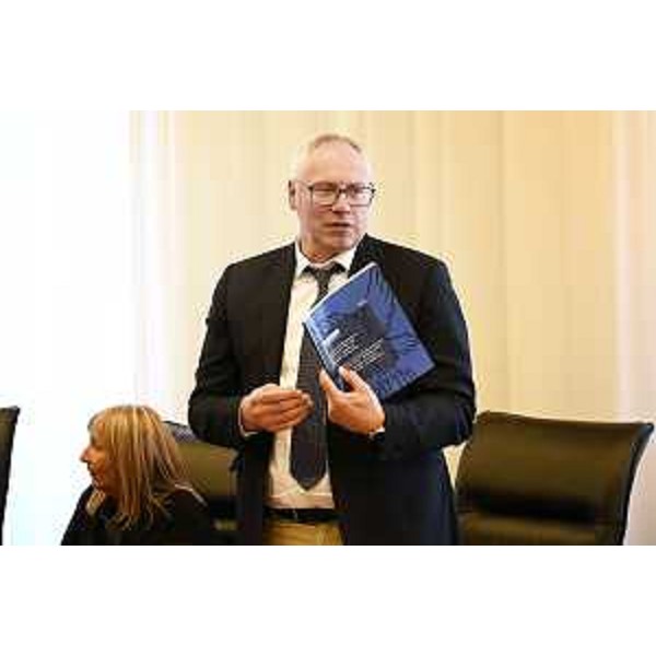 Il presidente del Cr, Mauro Bordin, dona una copia dello Statuto del Fvg ai ragazzi del Consiglio comunale di Rivignano Teor - Il presidente del Cr, Mauro Bordin, dona una copia dello Statuto del Fvg ai ragazzi del Consiglio comunale di Rivignano Teor 