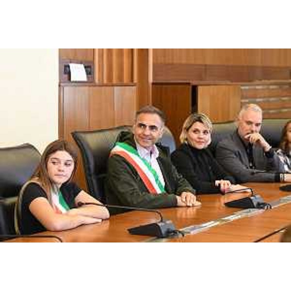 Il sindaco di Rivignano Teor, Fabrizio Mattiussi, con la sindaca del Consiglio comunale dei ragazzi e delle ragazze, Maybe Comuzzi - Il sindaco di Rivignano Teor, Fabrizio Mattiussi, con la sindaca del Consiglio comunale dei ragazzi e delle ragazze, Maybe Comuzzi