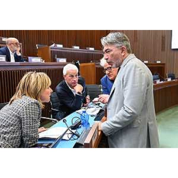 Antonio Calligaris, capogruppo della Lega (in primo piano nella foto), a colloquio con i consiglieri Lucia Buna, Manuele Ferrari ed Elia Miani - Antonio Calligaris, capogruppo della Lega (in primo piano nella foto), a colloquio con i consiglieri Lucia Buna, Manuele Ferrari ed Elia Miani