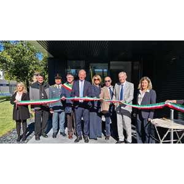 L'assessore regionale alla Difesa dell'ambiente, energia e sviluppo sostenibile Fabio Scoccimarro, all'inaugurazione del nuovo edificio di Bluenergy Group a Udine - L'assessore regionale alla Difesa dell'ambiente, energia e sviluppo sostenibile Fabio Scoccimarro, all'inaugurazione del nuovo edificio di Bluenergy Group a Udine