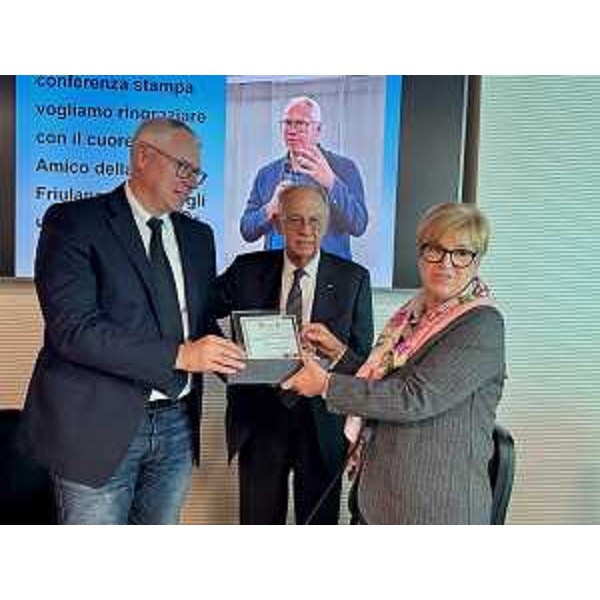 Da sinistra il presidente del Cr, Mauro Bordin, mentre riceve dal presidente Lilt, Giorgio Arpino la targa di riconoscimento per la vicinanza all'associazione. - Da sinistra il presidente del Cr, Mauro Bordin, mentre riceve dal presidente Lilt, Giorgio Arpino la targa di riconoscimento per la vicinanza all'associazione. 