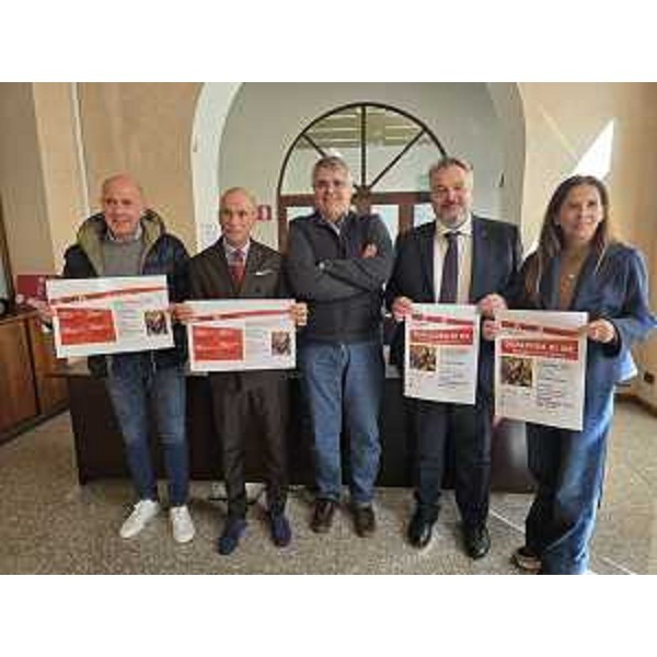 Il consigliere di Fp Diego Bernardis (penultimo a destra) al festiva AlienaAzioni. - Il consigliere di Fp Diego Bernardis (penultimo a destra) al festiva AlienaAzioni. 